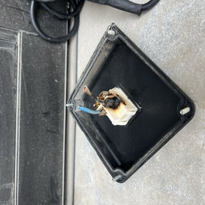 חיבורי חשמל חשופים על מכסה דוד שמש