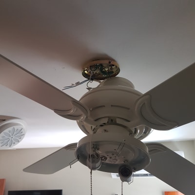 מאוורר תקרה מפורק עם חוטי חשמל חשופים