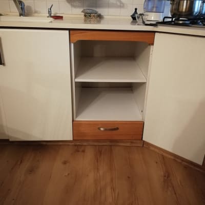 ארון מטבח פתוח עם מדפים ריקים