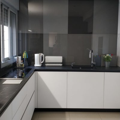 קיר זכוכית כהה במטבח מודרני עם כיור וברז