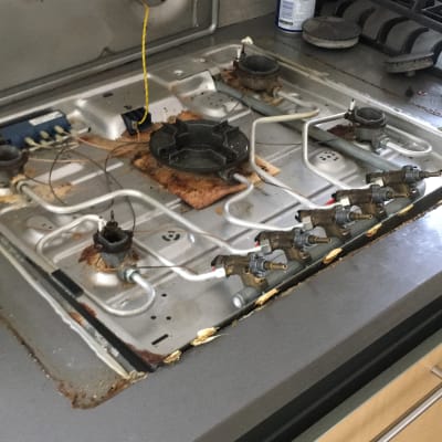 כיריים גז פתוחים עם צינורות ומבערים חשופים