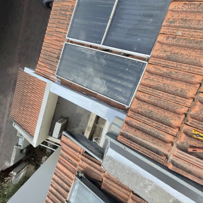 גג רעפים עם פאנלים סולאריים וכלי עבודה