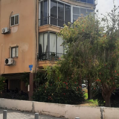 מרפסות עם מסגרות אלומיניום בבניין מגורים