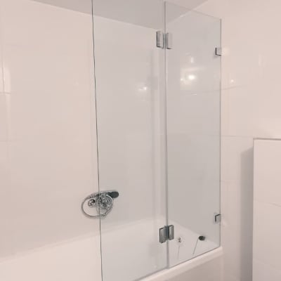 מקלחון עם דלת זכוכית וברז כרום