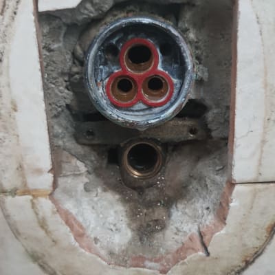 חיבור צנרת מים עם שלושה פתחים עגולים