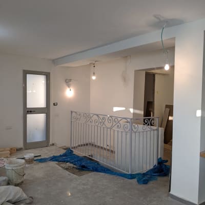 מעקה מתכת מעוצב עם דוגמאות ספירליות