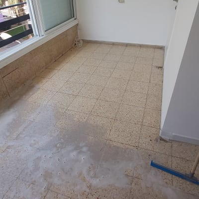 רצפה רטובה עם סבון ומגב כחול