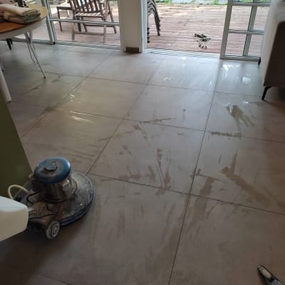 מכונת פוליש על רצפה רטובה עם סימני ניקוי