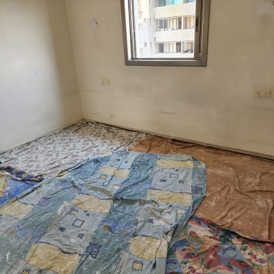 יריעות בד על הרצפה להגנה בזמן צביעה