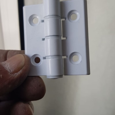 ציר מתכת לבן עם ארבעה חורים להתקנה