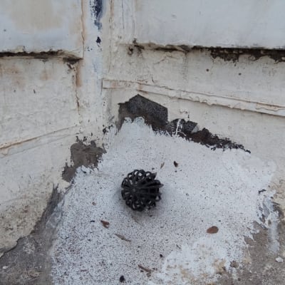 פינה בגג עם סדקים ותיקוני טיח