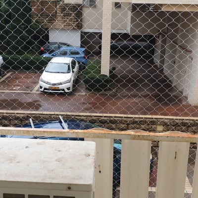 רשת מתכת מותקנת למניעת כניסת יונים