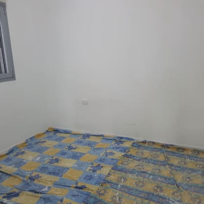 יריעת מגן על הרצפה לקראת צביעה