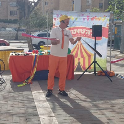 מופע ליצנות עם ילדים ביום הולדת בחוץ
