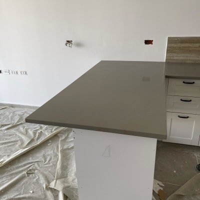 משטח שיש אפור במטבח חדש