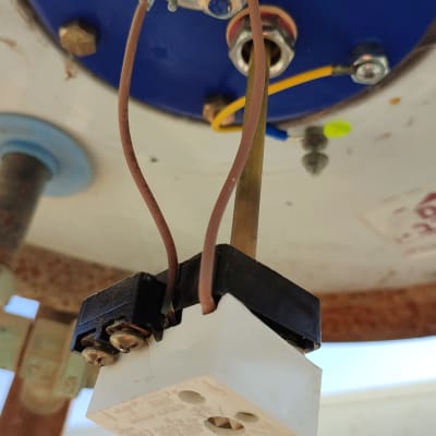 חיבורים חשמליים על דוד שמש עם כבלים חומים