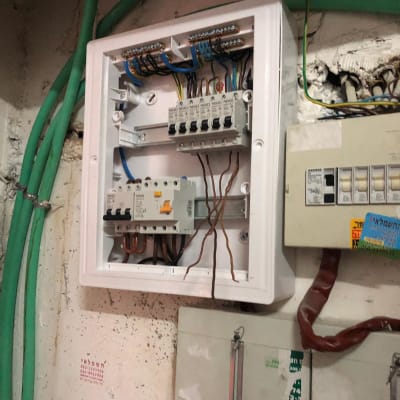 לוח חשמל פתוח עם חוטים ומפסקים