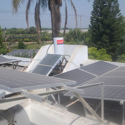 דוד שמש ומערכת פאנלים סולאריים על גג