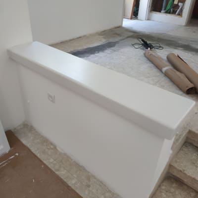 קיר צבוע בלבן עם ניירות על הרצפה