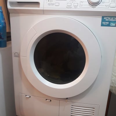 מייבש כביסה עם כפתורים ותצוגה דיגיטלית