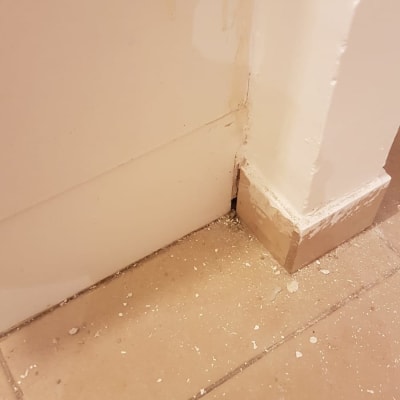 פינת קיר עם לכלוך ואבק על הרצפה