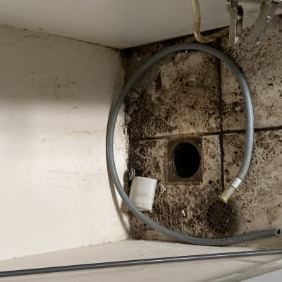 צינור מים וחור ניקוז מתחת לכיור