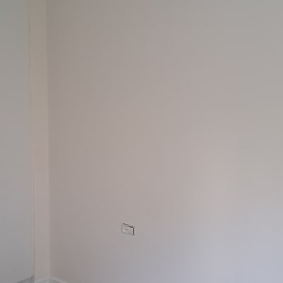 קיר צבוע בלבן עם שקע חשמל