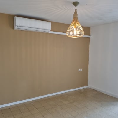 קיר צבוע בצבע חום עם מזגן מותקן