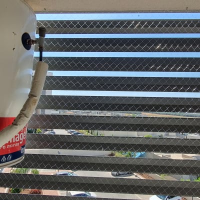 דוד שמש עם רשת למניעת כניסת יונים