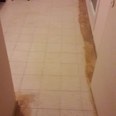 רצפה עם אריחים ותיקוני טיח מסביב