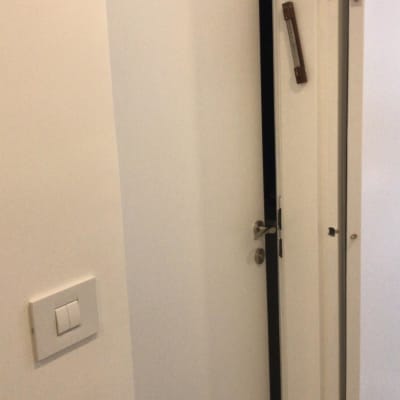 דלת לבנה פתוחה למחצה עם מזוזה על המשקוף