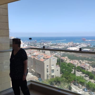 מעקה זכוכית במרפסת עם נוף לים