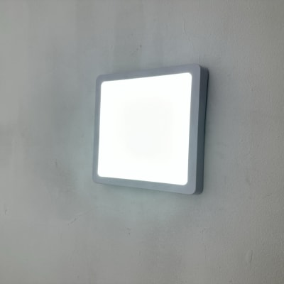 מנורת לד מרובעת מותקנת על קיר