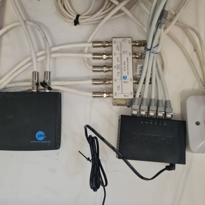 נתבים ומפצל כבלים מחוברים לקיר