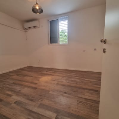 חדר ריק עם רצפת עץ חדשה ותאורה