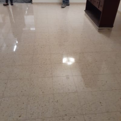 רצפה נקייה ומבריקה עם אנשים ברקע