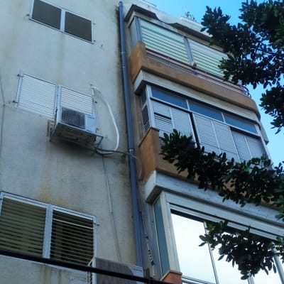 גג בניין עם צינור ניקוז ומזגנים