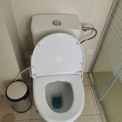 אסלה עם חיבורי מים וצינור גמיש