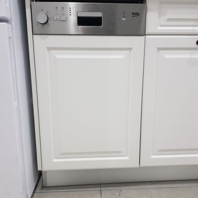 מדיח כלים משולב במטבח עם דלת לבנה