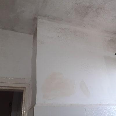 קיר עם כתמי צבע ותקרה מוכתמת