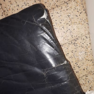 ריפוד עור שחור עם קרעים ופגמים