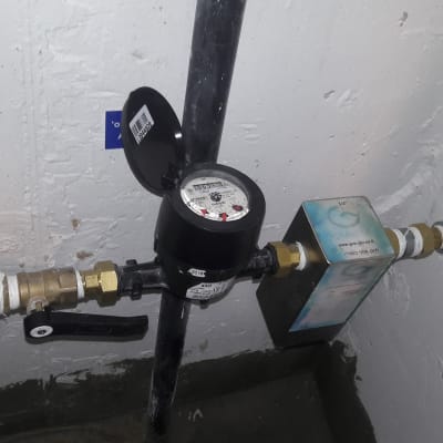 מד מים עם צינורות ושסתומים