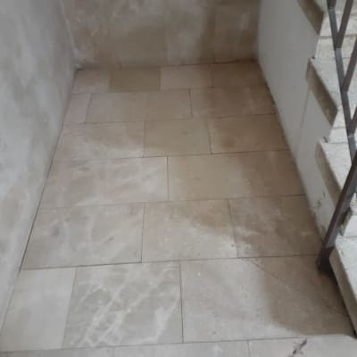 רצפה מלוכלכת עם סימני לכלוך וכתמים