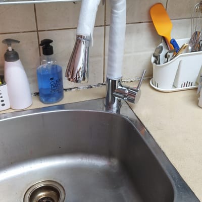 ברז מטבח עם צינור מבודד בספוג לבן