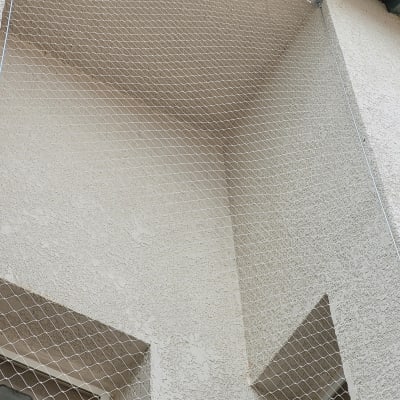 רשת מותקנת למניעת כניסת יונים למרפסת