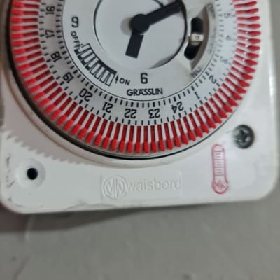 טיימר מכני עם מחוגים אדומים ושחור