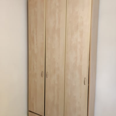 ארון עץ עם שלוש דלתות ידיות מתכת