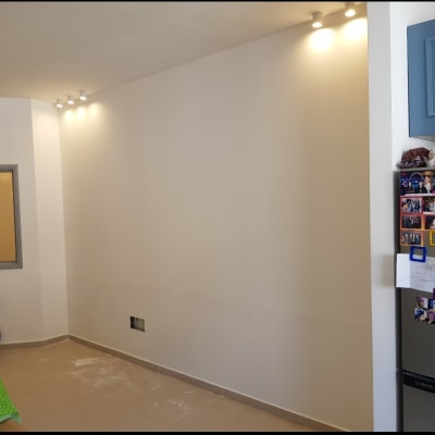 קיר גבס עם תאורה עליונה בחדר