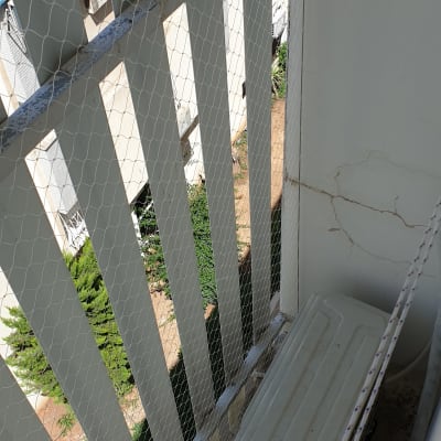 רשת למניעת כניסת יונים על מרפסת