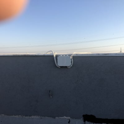 קופסת חיבורים חשמלית מותקנת על קיר חיצוני